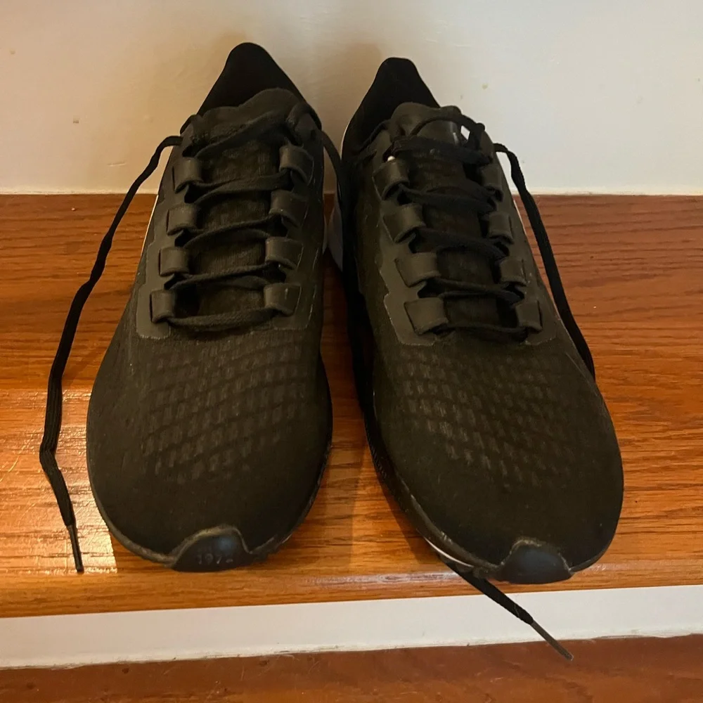 Nike Men's Black and White Athletic Shoes - Picture 2 of 3